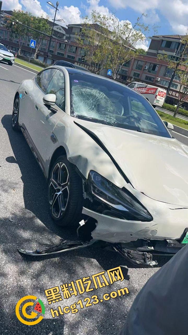 新能源车一脚油门直接把电动车撞飞!这速度是开的有多快?-10