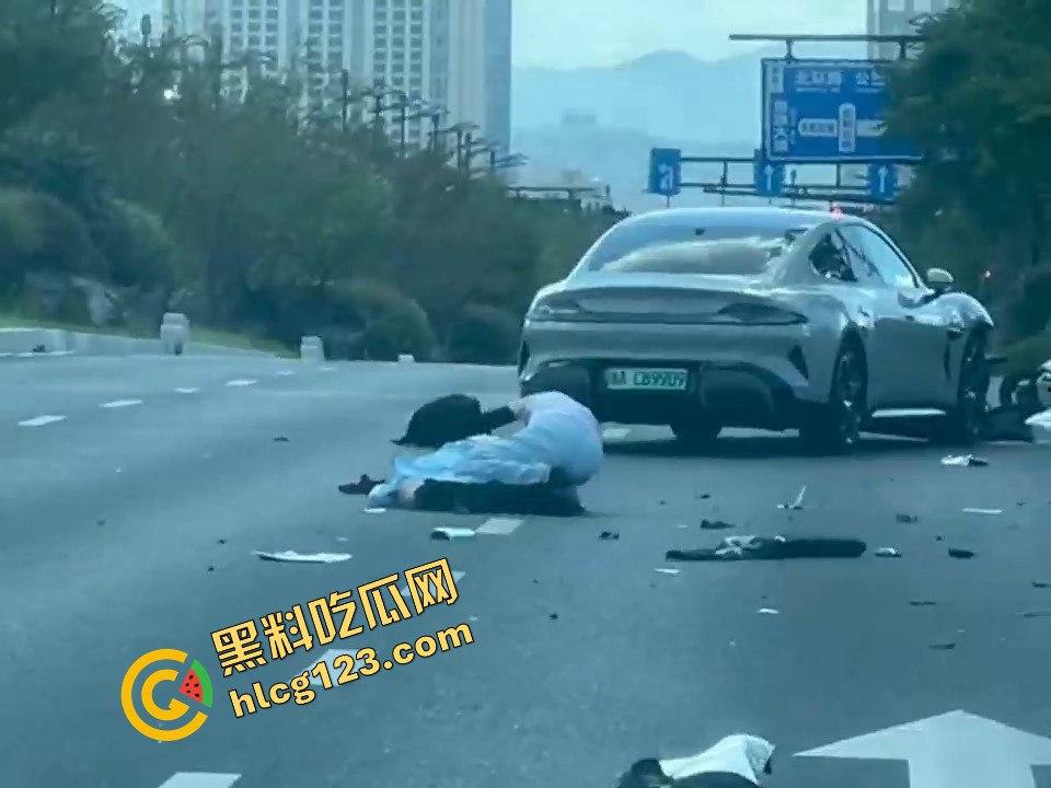 新能源车一脚油门直接把电动车撞飞!这速度是开的有多快?-12