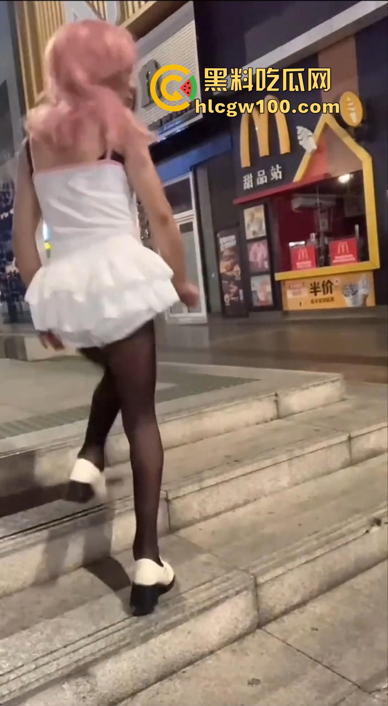 麦当劳门口深夜骚动，六旬大爷黑丝短裙深夜热舞震惊全网，粉发短裙辣眼睛，这套餐真难下嘴谁吃得下这道硬菜？-7