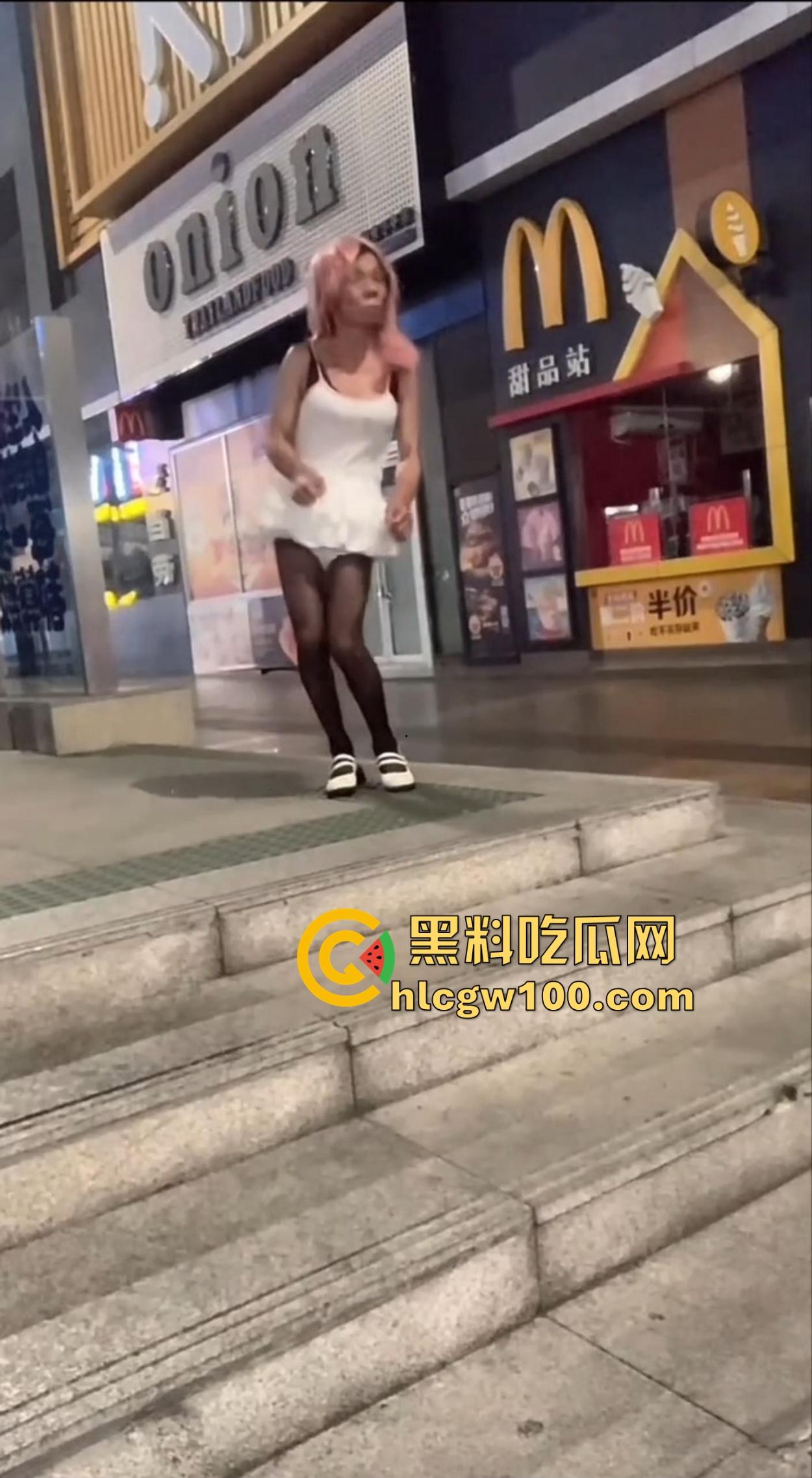 麦当劳门口深夜骚动，六旬大爷黑丝短裙深夜热舞震惊全网，粉发短裙辣眼睛，这套餐真难下嘴谁吃得下这道硬菜？-10