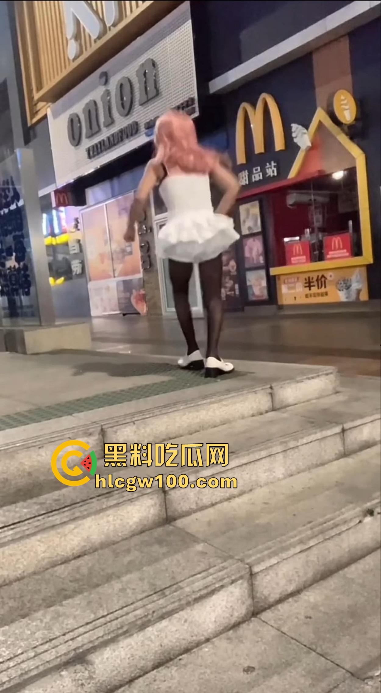 麦当劳门口深夜骚动，六旬大爷黑丝短裙深夜热舞震惊全网，粉发短裙辣眼睛，这套餐真难下嘴谁吃得下这道硬菜？-12