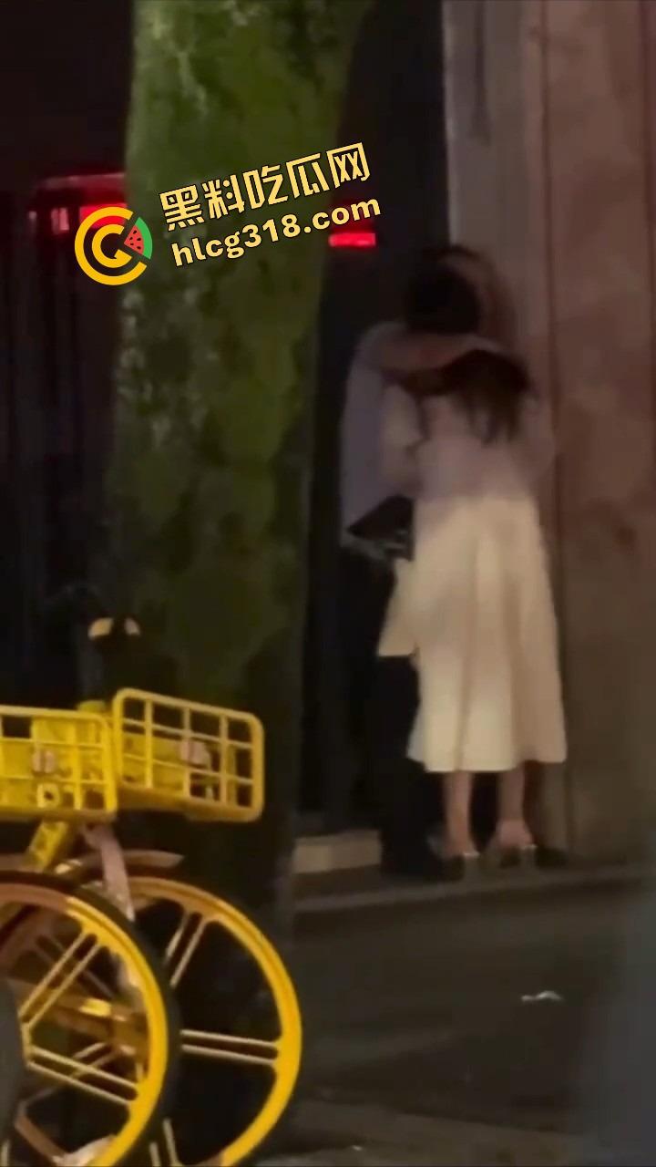 最美不是下雨天,是你在雨中掀开我裙子的那双手!车窗蒙雾,霸道总裁路边抠逼,小情侣偷拍还点评动作细节!-4