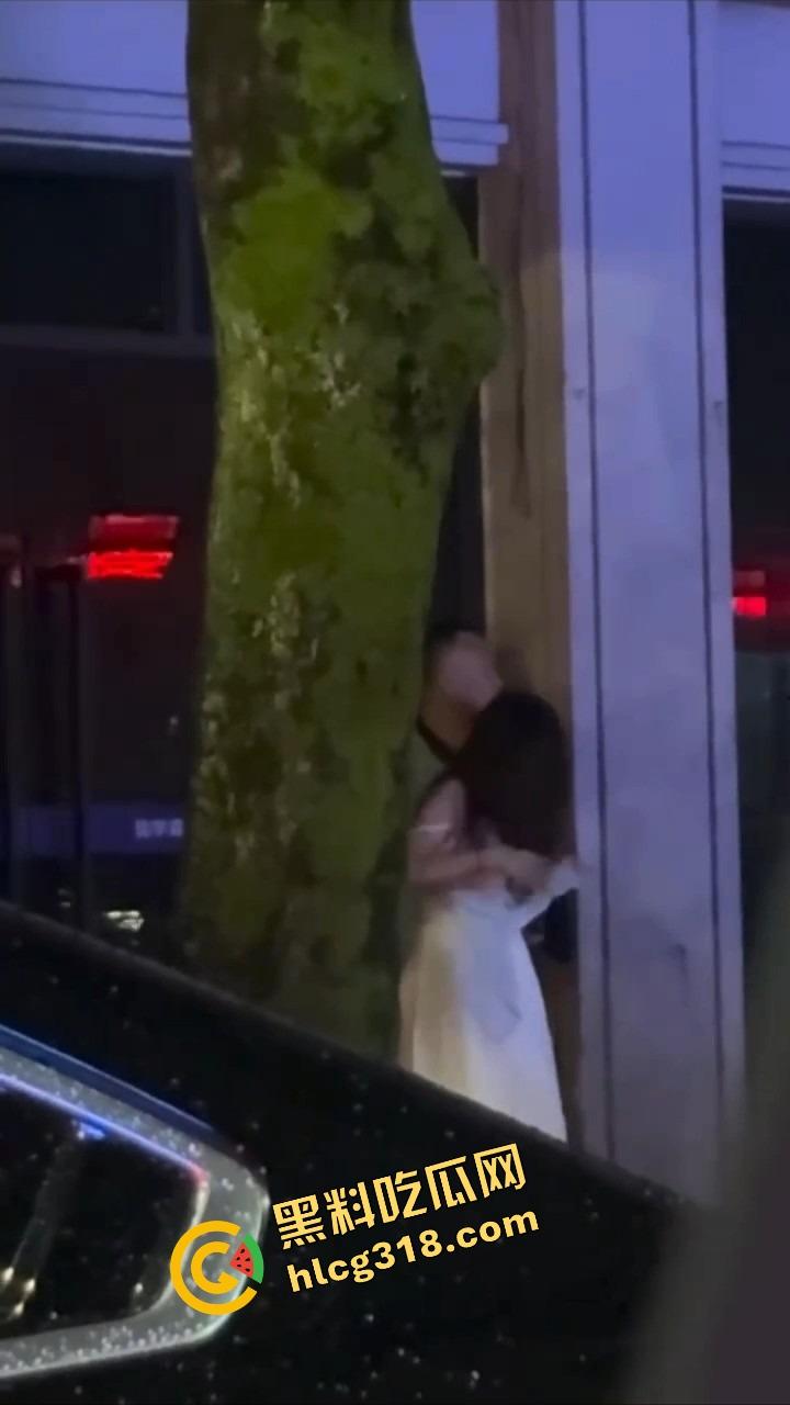 最美不是下雨天,是你在雨中掀开我裙子的那双手!车窗蒙雾,霸道总裁路边抠逼,小情侣偷拍还点评动作细节!-7