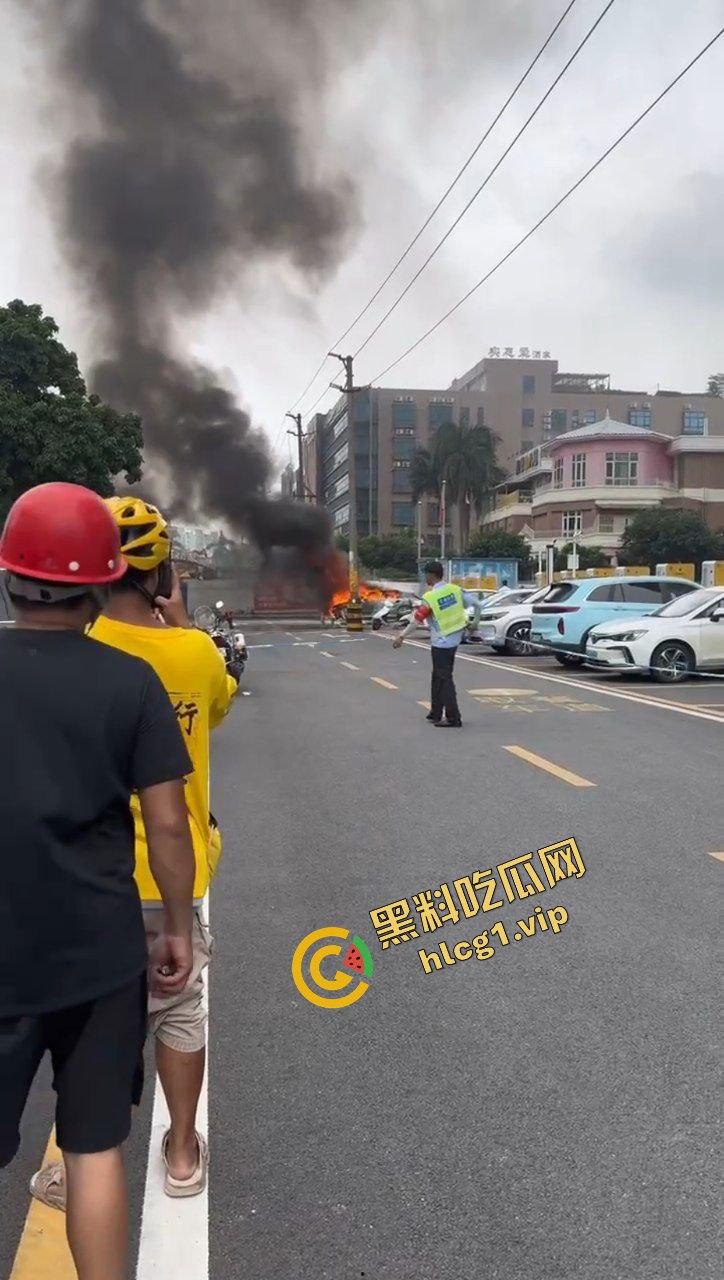 广州番禺区 奔驰EQC纯电车 充电自燃！充电5分钟 燃烧1小时！-8