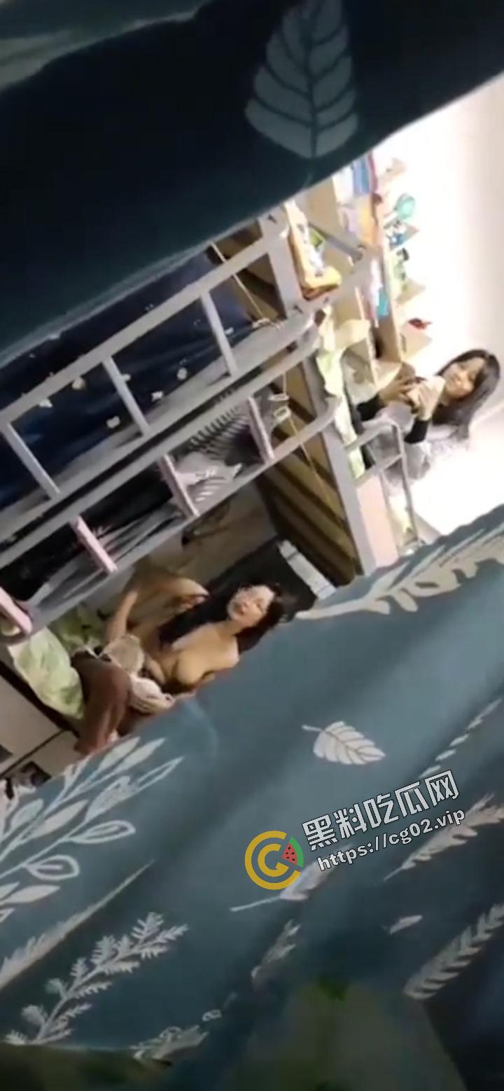 偷拍女生宿舍  大奶眼镜妹 防火防盗还要防变态室友-3