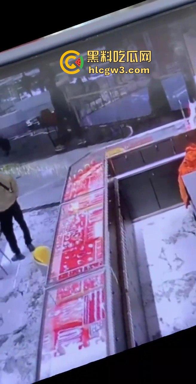 深圳水贝京基一楼惊现神偷!中午用刀划开柜台玻璃,100克金手镯被盗走-2