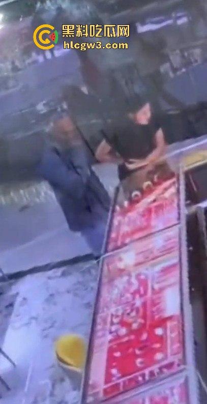 深圳水贝京基一楼惊现神偷!中午用刀划开柜台玻璃,100克金手镯被盗走-5