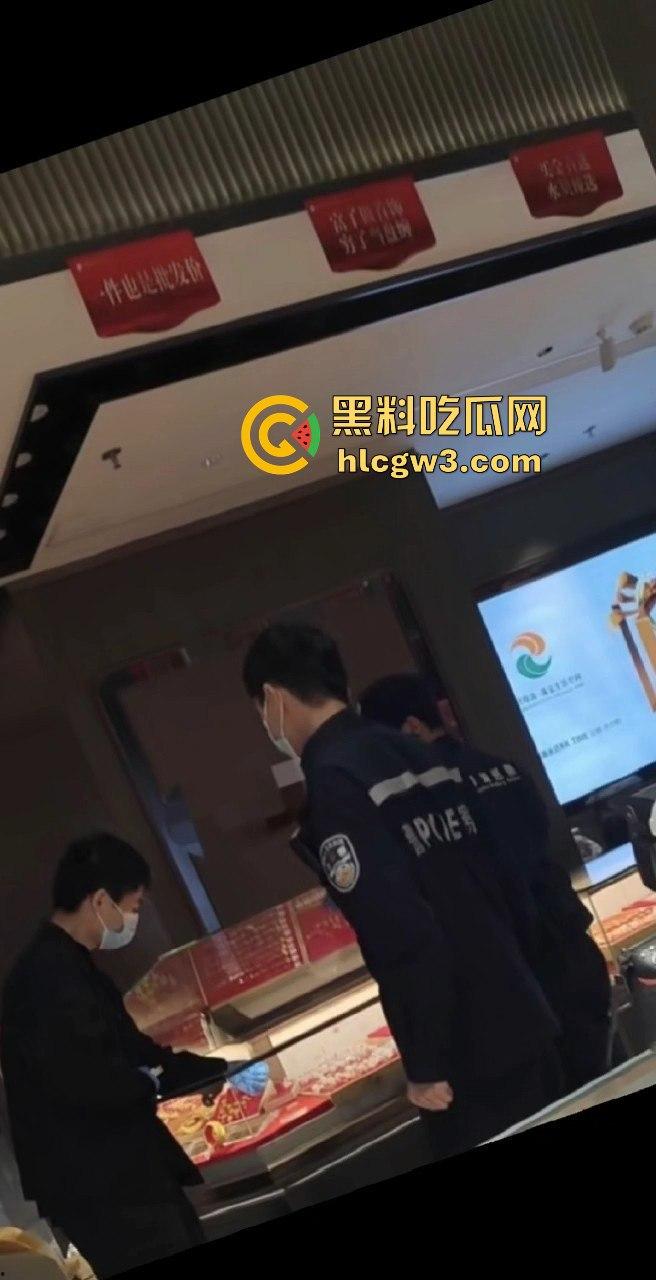 深圳水贝京基一楼惊现神偷!中午用刀划开柜台玻璃,100克金手镯被盗走-6