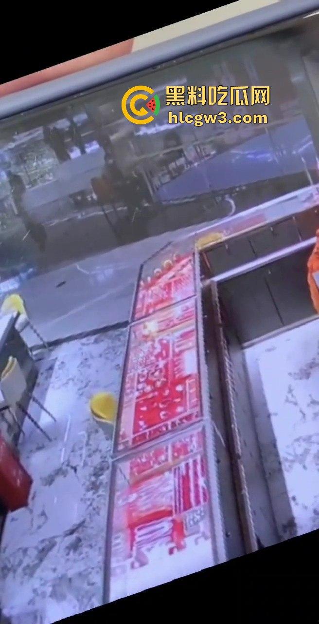 深圳水贝京基一楼惊现神偷!中午用刀划开柜台玻璃,100克金手镯被盗走-7
