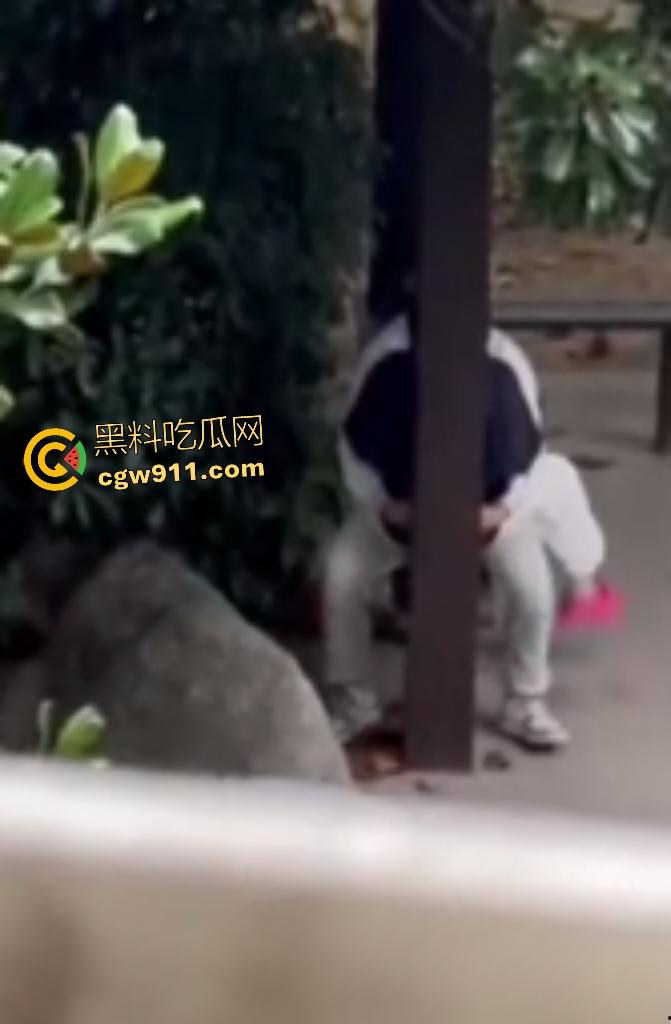 徐州技师学院情侣凉亭，网红小树林户外野战，高颜值女技师骑乘男友隔裤狂磨，精液淫水搞湿裤裆！-5