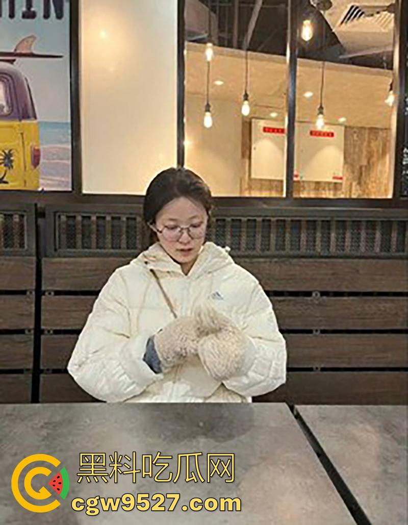 广州大学城清纯眼镜妹【刘彤彤】,出轨大屌体育生学长,小穴都要被大鸡巴撑爆了,叫声超淫荡!-2