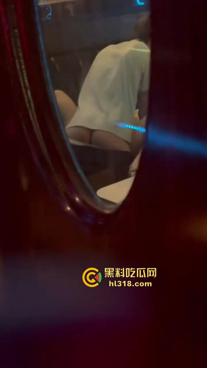 校园情侣KTV包房激情破处，掰腿在沙发狂操，无套进入，呻吟声充满了整个房间，激情满满！-5