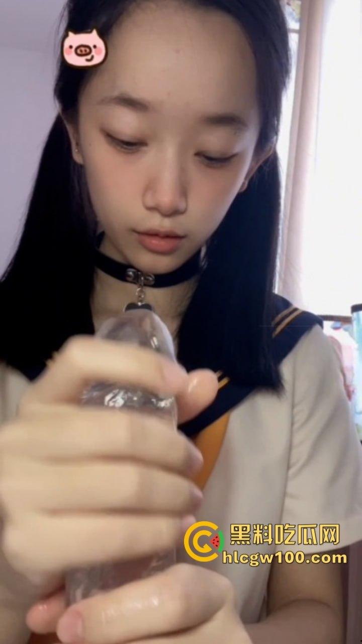 推特高颜值清纯小妹【胡椒籽】小小年纪不学好 学人家拍大尺度福利视频 真是欠肏！-13