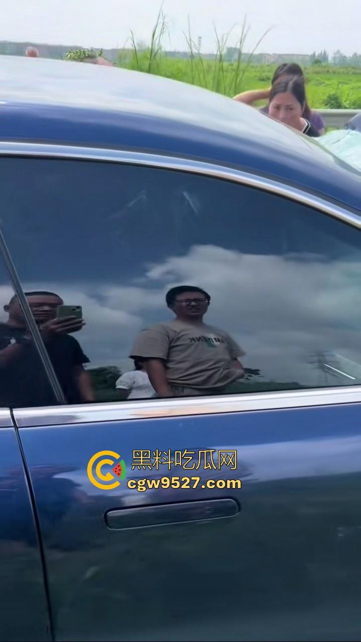 成都极氪撞护拦事故,严重的交通事故安全气囊居然没有弹出来,完全失去自救的机会,买极氪的朋友要注意啦!-2