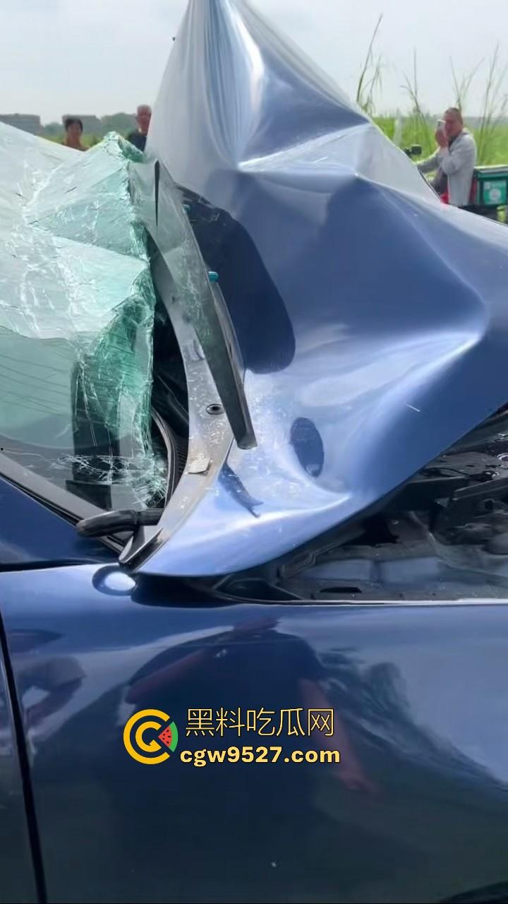 成都极氪撞护拦事故,严重的交通事故安全气囊居然没有弹出来,完全失去自救的机会,买极氪的朋友要注意啦!-3