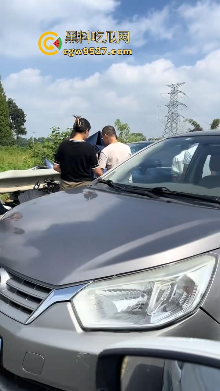 成都极氪撞护拦事故,严重的交通事故安全气囊居然没有弹出来,完全失去自救的机会,买极氪的朋友要注意啦!-8