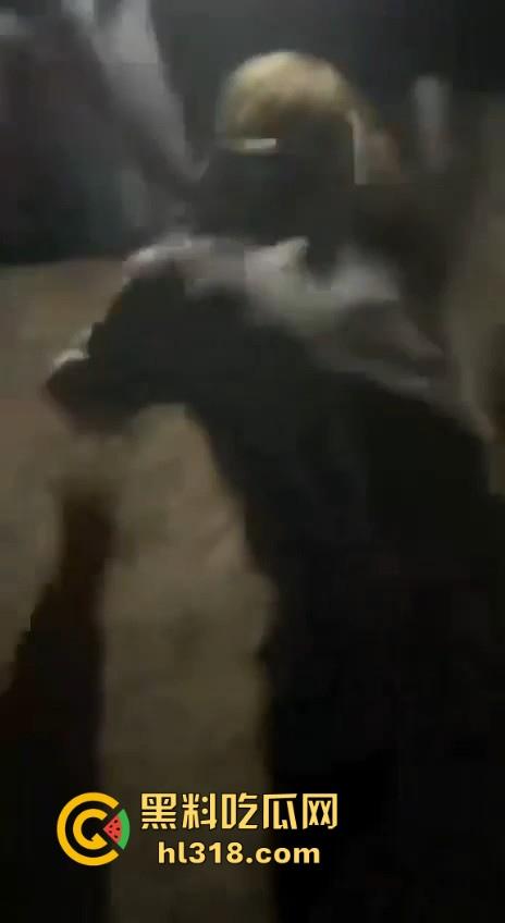 甘肃省定西市岷县多人群殴霸凌视频曝光, 逼其口含避孕套吹泡泡,还像狗一样爬,边爬边殴打!-5