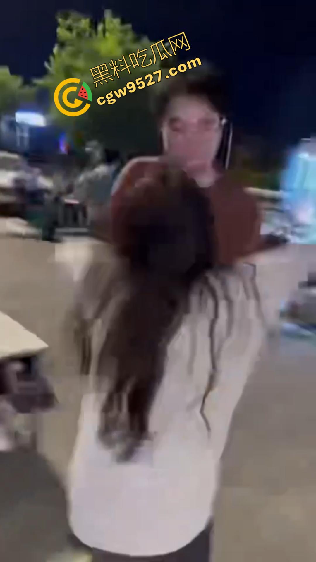 广州神秘女子街头持刀追赶小孩，目光疯狂行为诡异，一名疑似精神疾病患者引发恐慌被网友热议！-5