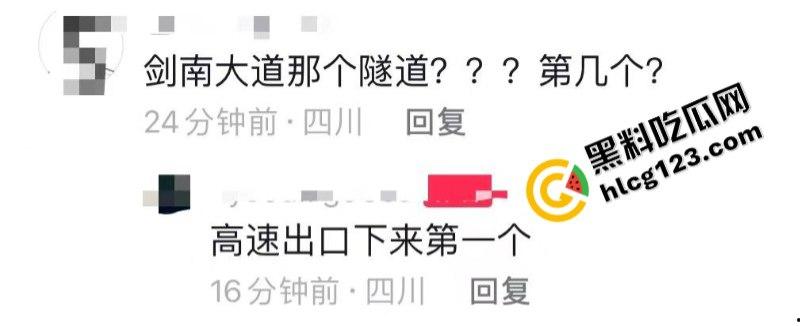 太惨了！面包车“人货混装”追尾，副驾驶女人没了！-1