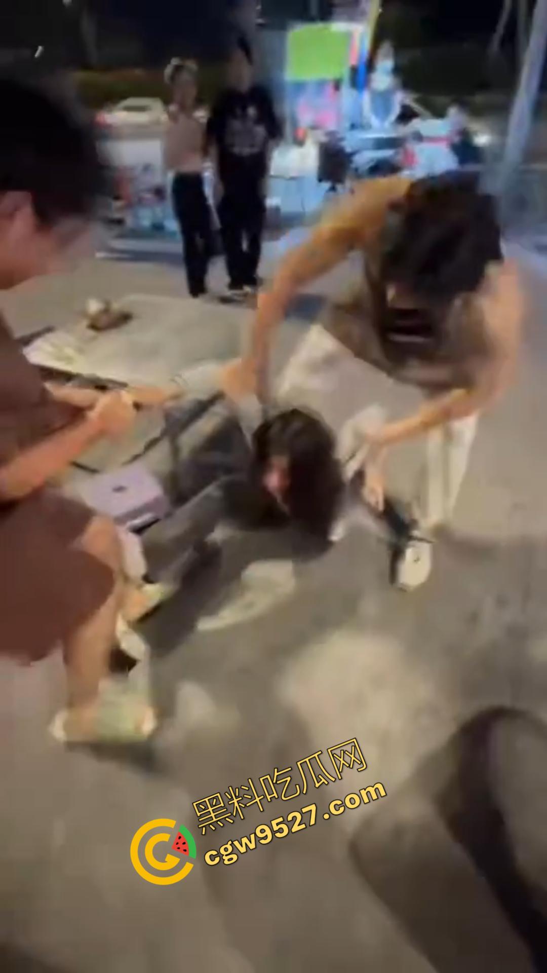 广州神秘女子街头持刀追赶小孩，目光疯狂行为诡异，一名疑似精神疾病患者引发恐慌被网友热议！-8