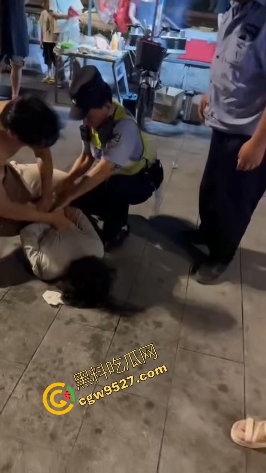 广州神秘女子街头持刀追赶小孩，目光疯狂行为诡异，一名疑似精神疾病患者引发恐慌被网友热议！-11