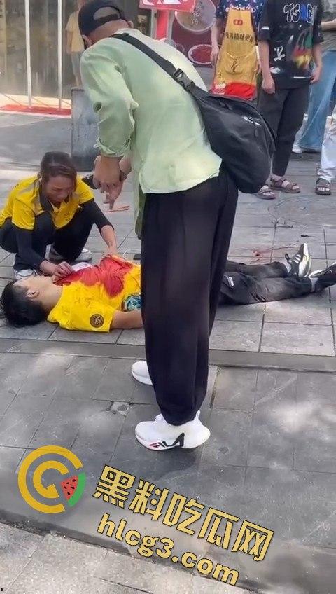重庆南坪区男子因情感纠葛怒捅前妻现男友，血溅街头引发路人围观！-5