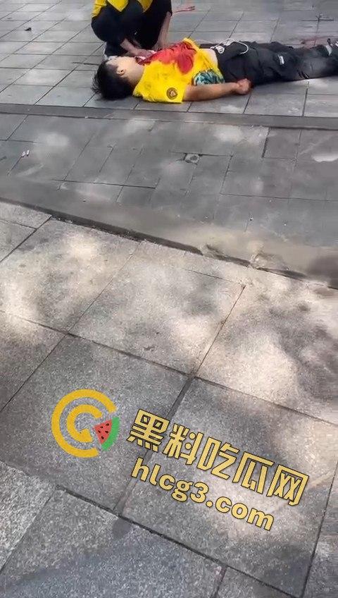 重庆南坪区男子因情感纠葛怒捅前妻现男友，血溅街头引发路人围观！-6