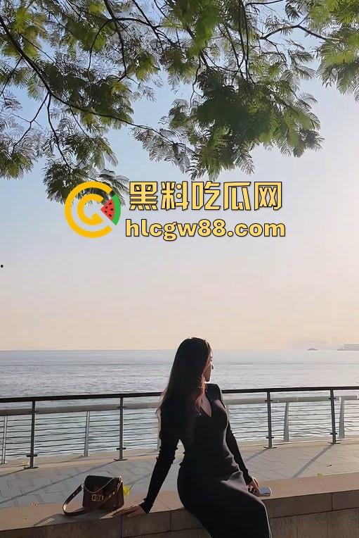 抖音高颜值健身网红【幸福的女人】约炮视频曝光,黑丝开档裤配上丰乳巨臀 诱惑十足!-3