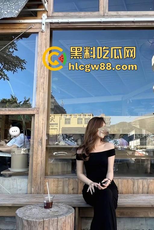 抖音高颜值健身网红【幸福的女人】约炮视频曝光,黑丝开档裤配上丰乳巨臀 诱惑十足!-4