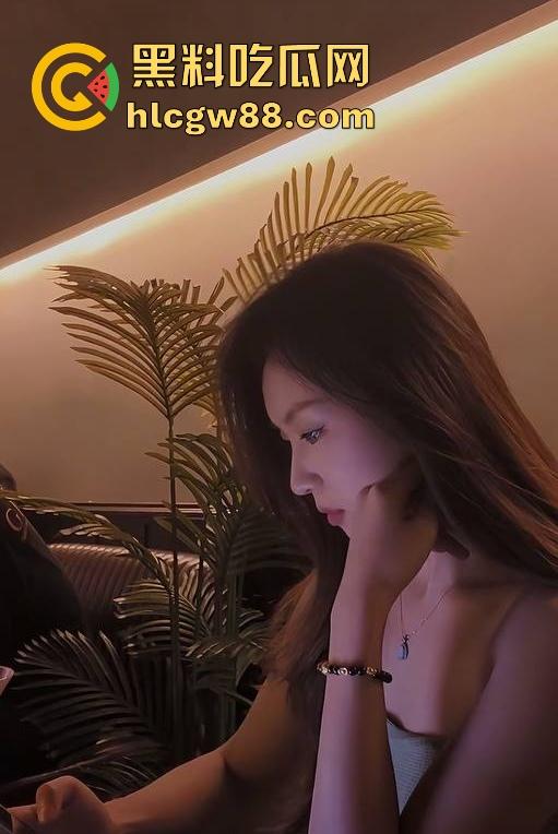 抖音高颜值健身网红【幸福的女人】约炮视频曝光,黑丝开档裤配上丰乳巨臀 诱惑十足!-7