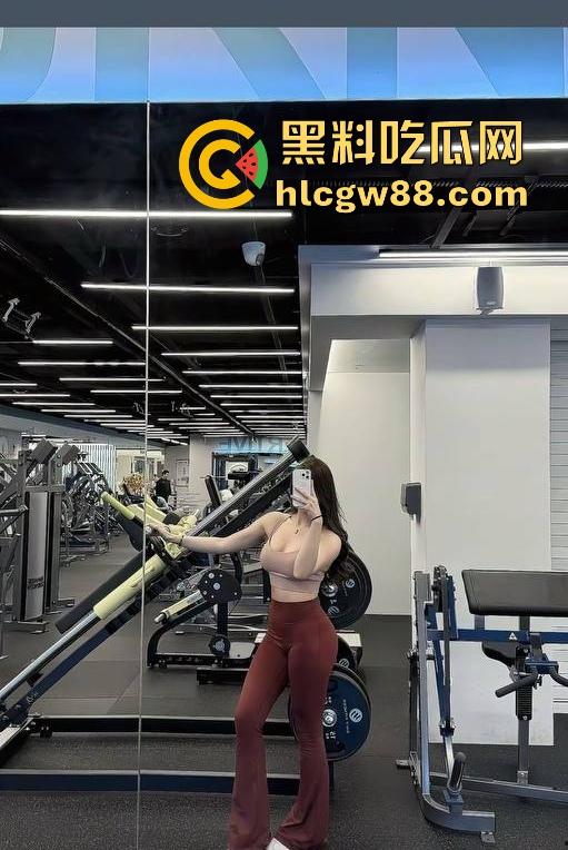 抖音高颜值健身网红【幸福的女人】约炮视频曝光,黑丝开档裤配上丰乳巨臀 诱惑十足!-12