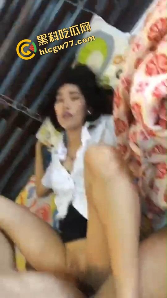 内蒙古赤峰空姐【王雪】婚内被包养，人妻身份挡不住浪逼本性，每次小哥出差就提前开房爽操一炮！-6