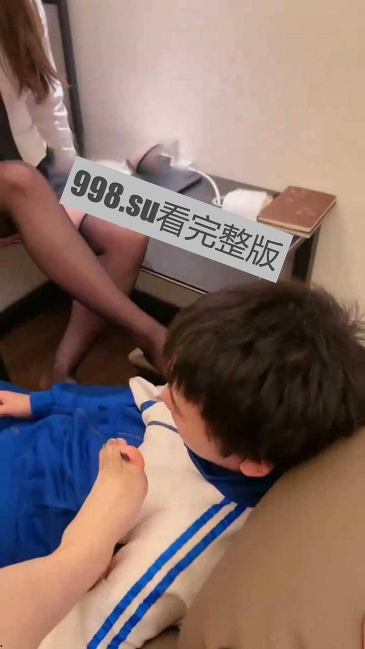 重磅热瓜！深圳处男门三部曲 18 岁成年礼 两个小姐姐帮忙破处双飞-6