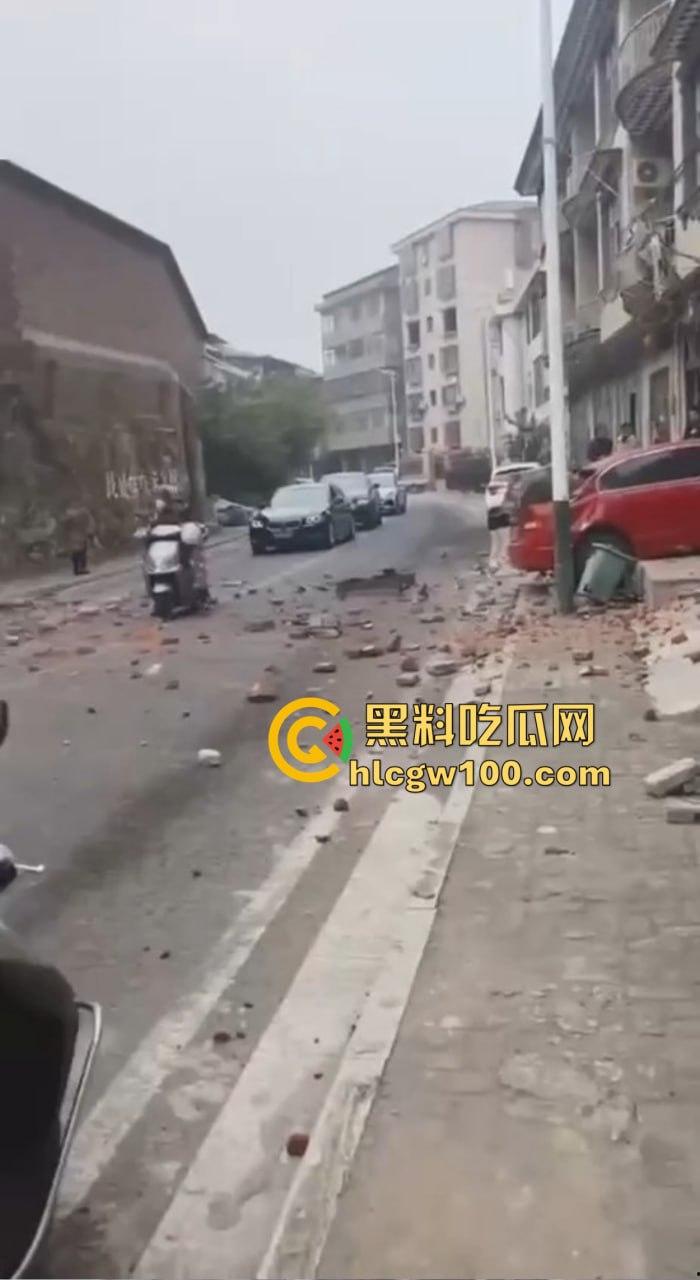 女司机漂移撞墙全程高能，开车像玩QQ飞车，氮气加速弹射起步，车撞成废铁人却完好无损牛逼！-6