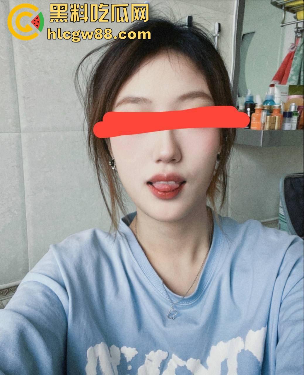 佛山美宜家便利店小妹【方丽梁】带去吃个烤肉就拿下，素颜有点吓人床上情绪价值拉满，被干到翻白眼！-1