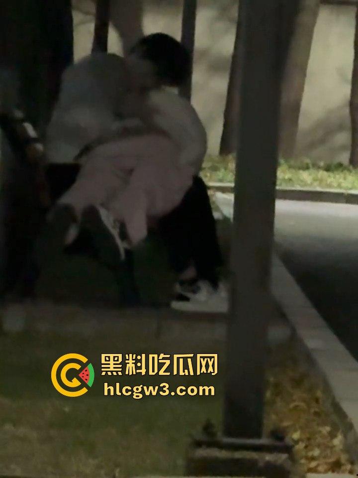 沈阳医学院一对骚男女校内长椅上脱裤子抠逼 现场搞调教 尺度大得像在拍小黄片 真把学校当野战场了!-7