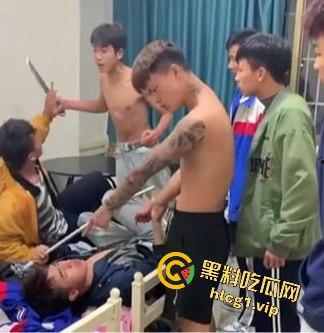 四川凉山纹身精神小伙持酒瓶钢管狠揍同学，血腥场面吓坏网友！-6