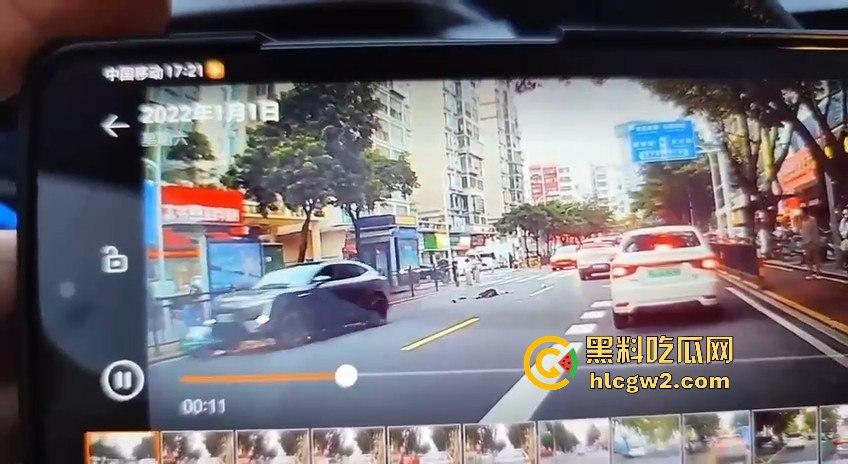 珠海夏湾新能源车失控，撞飞3人血溅街头，司机冷漠围观群众怒骂缺德玩意儿！-7