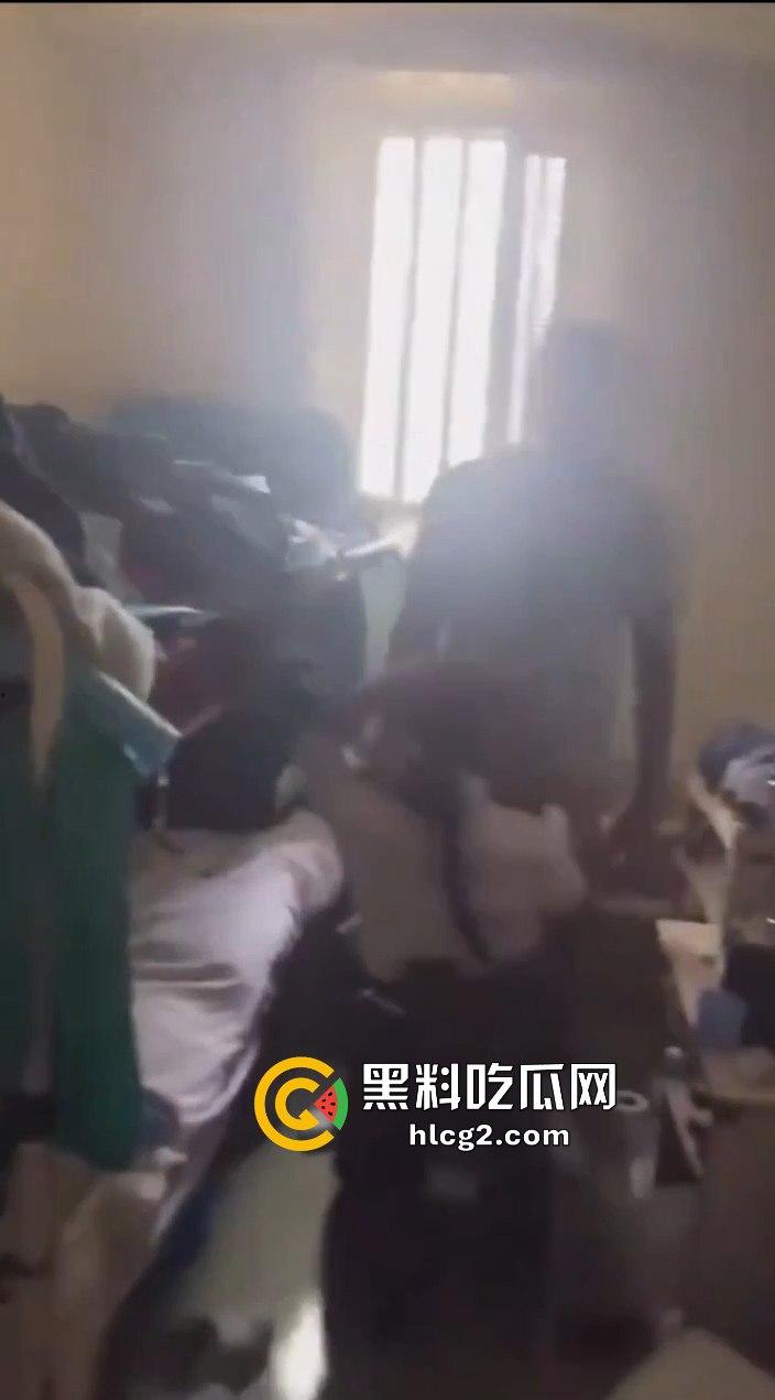 英国旺兹沃思监狱丑闻:女狱警与囚犯秘密交易,被拍下发到网上震惊英国-3