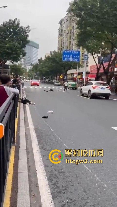 珠海夏湾新能源车失控，撞飞3人血溅街头，司机冷漠围观群众怒骂缺德玩意儿！-10