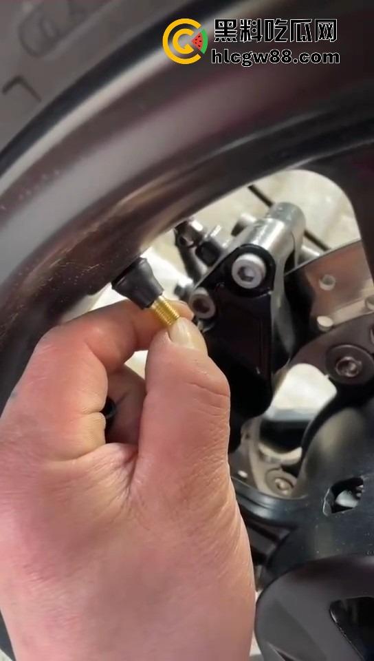 广州电动车整治引爆街头战火，交警暴力执法引众怒，市民直接干翻警车轮胎放气反击！-5