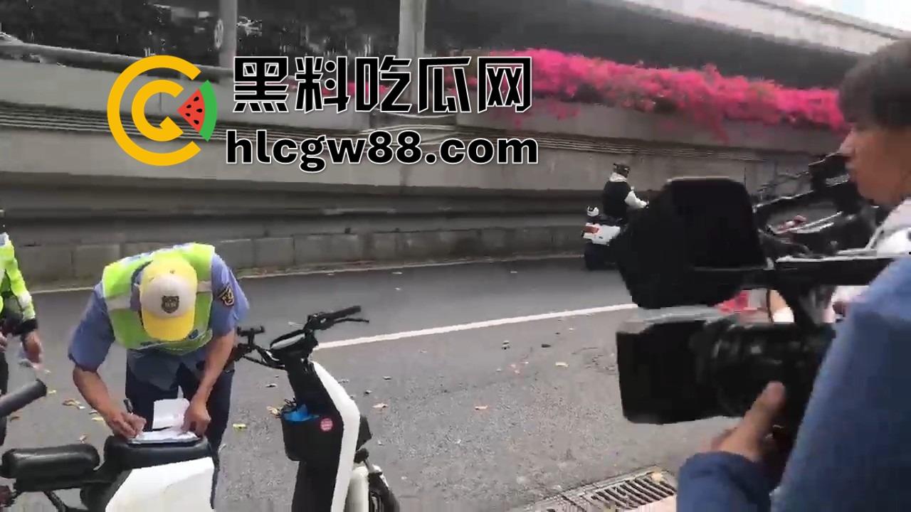 广州电动车整治引爆街头战火，交警暴力执法引众怒，市民直接干翻警车轮胎放气反击！-6