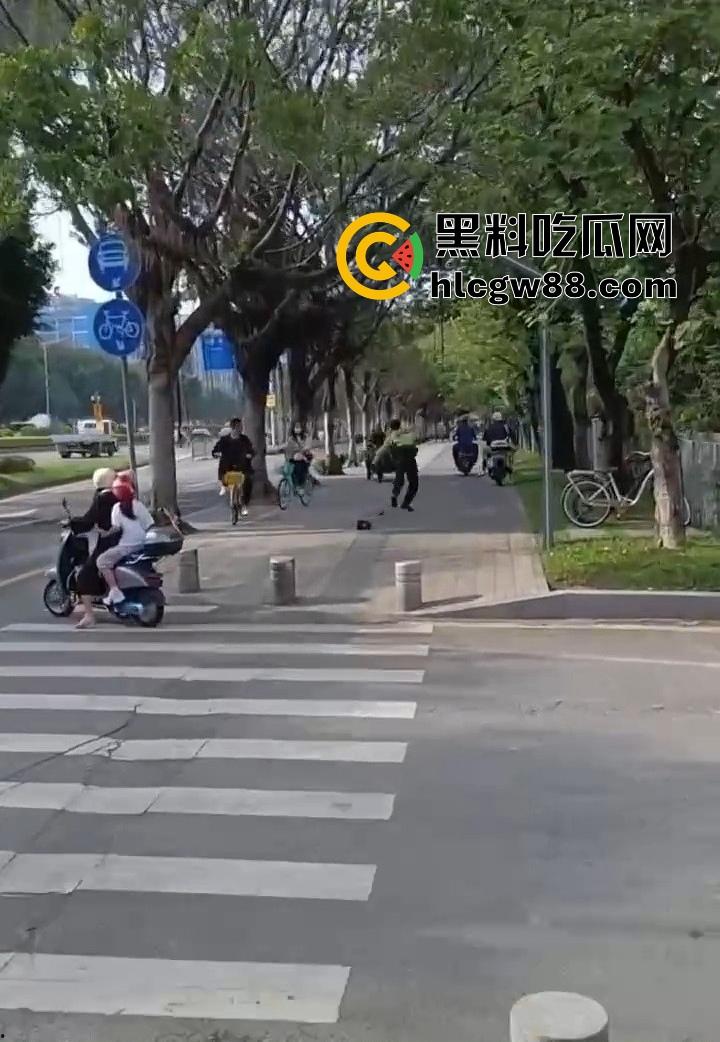 广州电动车整治引爆街头战火，交警暴力执法引众怒，市民直接干翻警车轮胎放气反击！-10