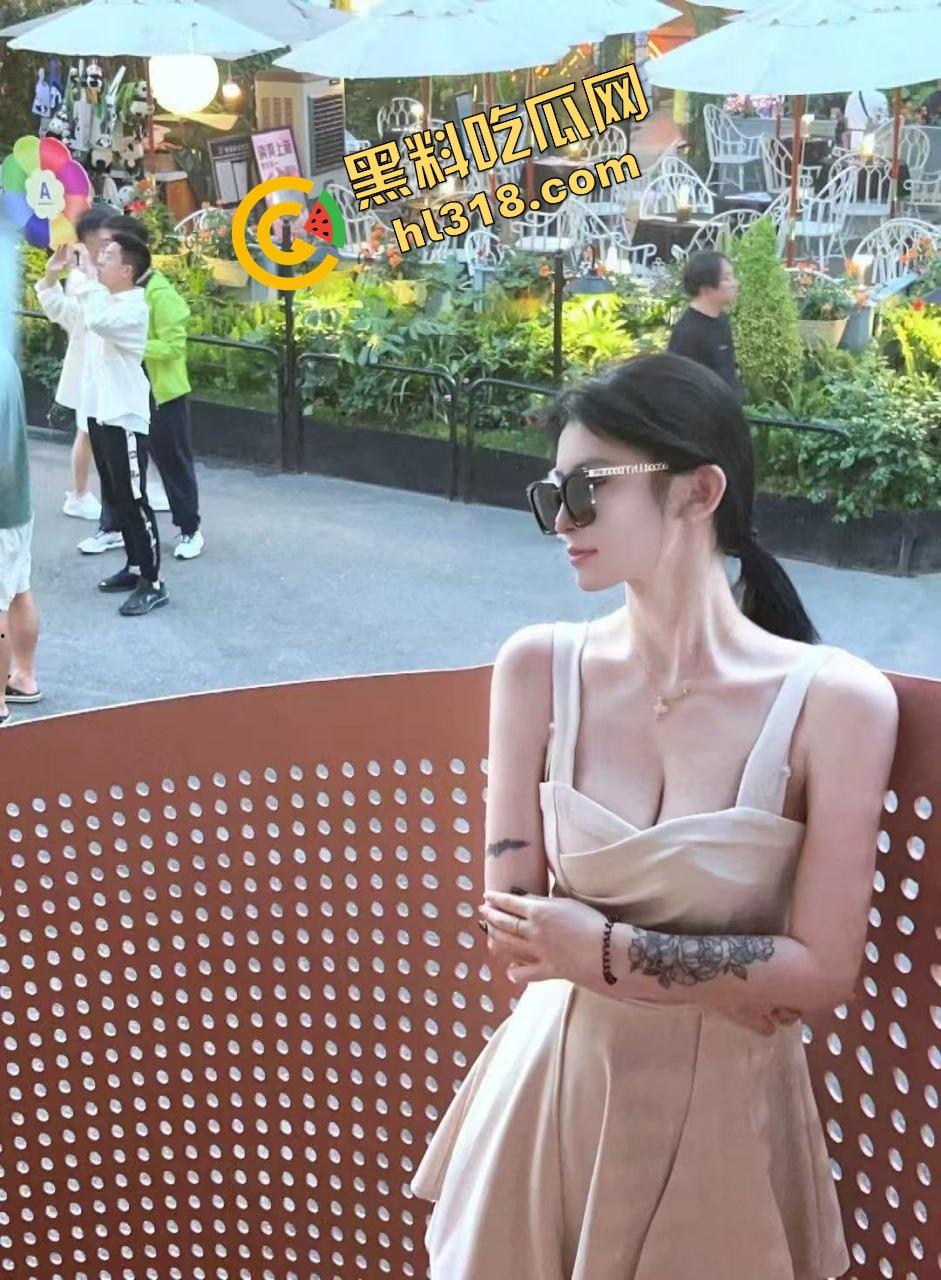 大奶纹身少妇偷情玩花样，床上让小伙边操边打电话给老公，娇喘偷情求别太猛，刺激的一批！-3