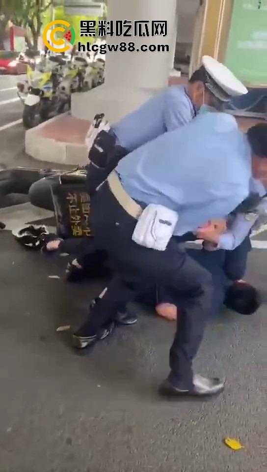 广州电动车整治引爆街头战火，交警暴力执法引众怒，市民直接干翻警车轮胎放气反击！-16