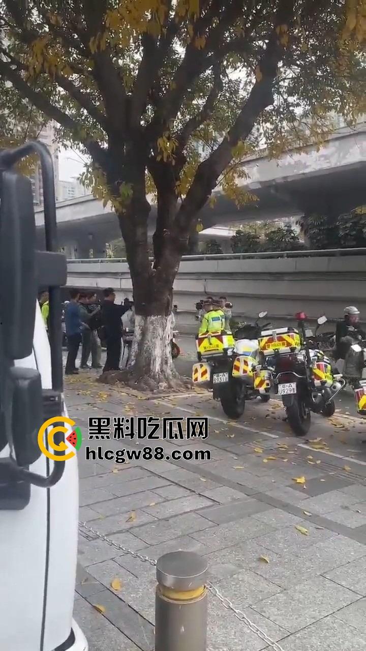 广州电动车整治引爆街头战火，交警暴力执法引众怒，市民直接干翻警车轮胎放气反击！-18