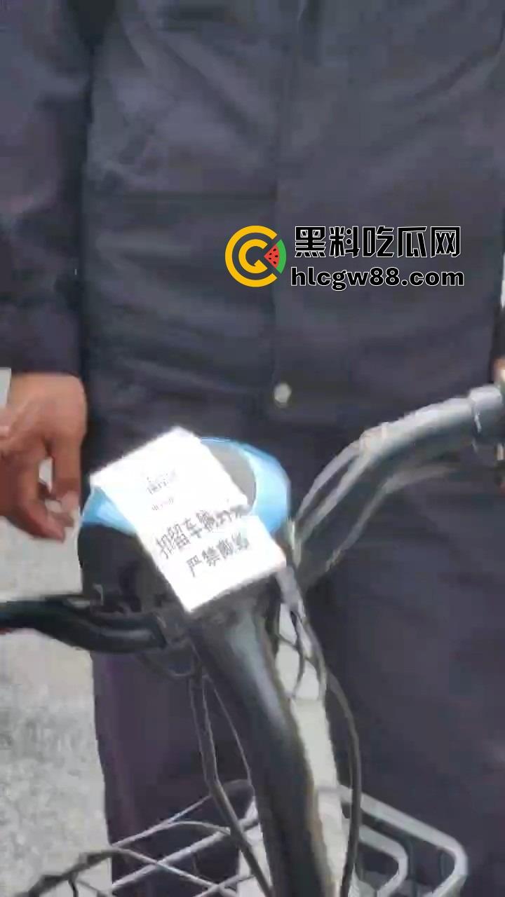 广州电动车整治引爆街头战火，交警暴力执法引众怒，市民直接干翻警车轮胎放气反击！-20