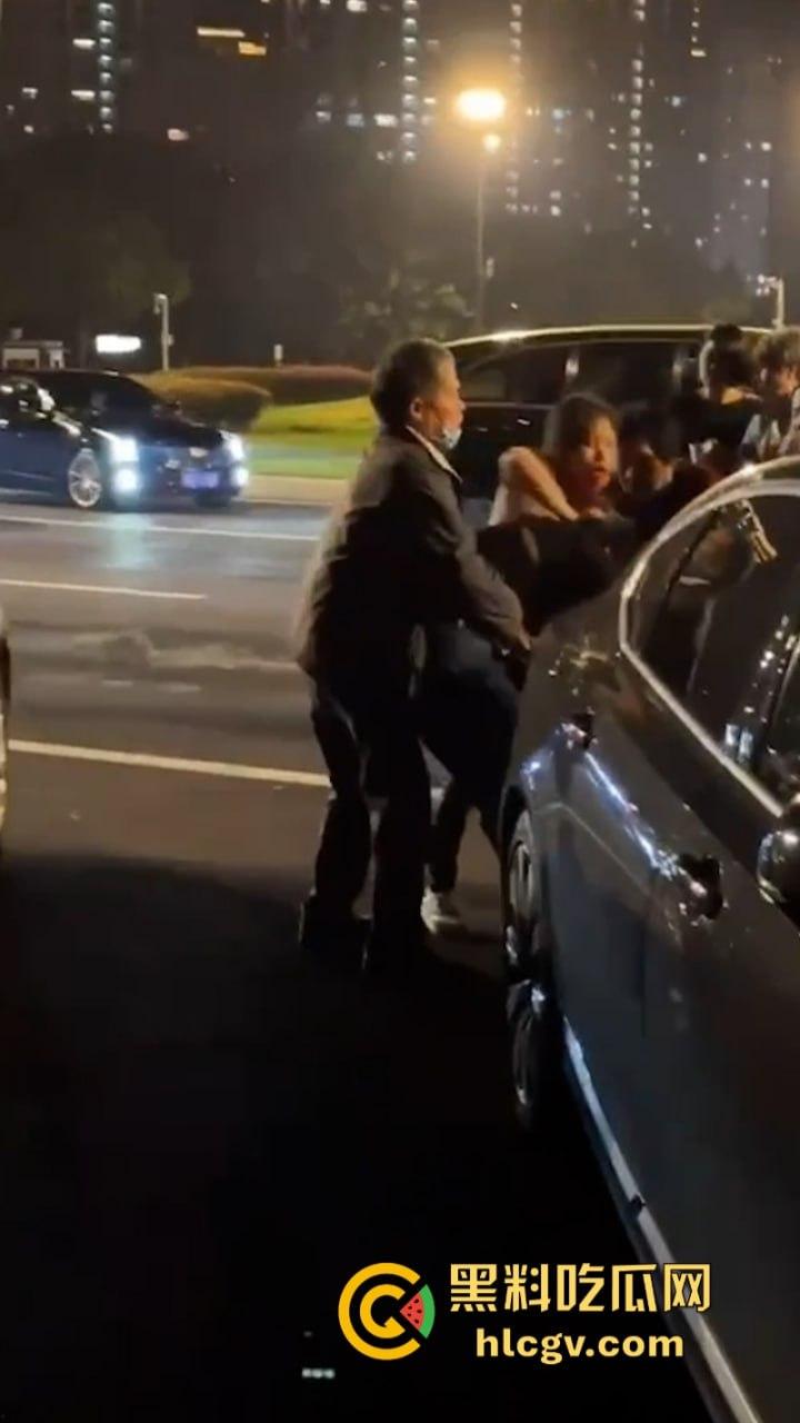 福州女子给已婚男发暧昧信息天天发骚 全家总动员婆媳联手抓小三  打成狗了这是！-2