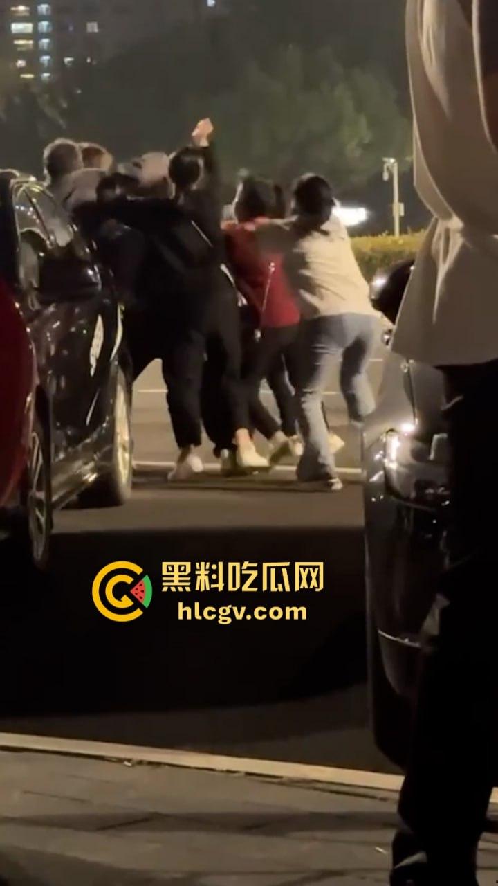 福州女子给已婚男发暧昧信息天天发骚 全家总动员婆媳联手抓小三  打成狗了这是！-7