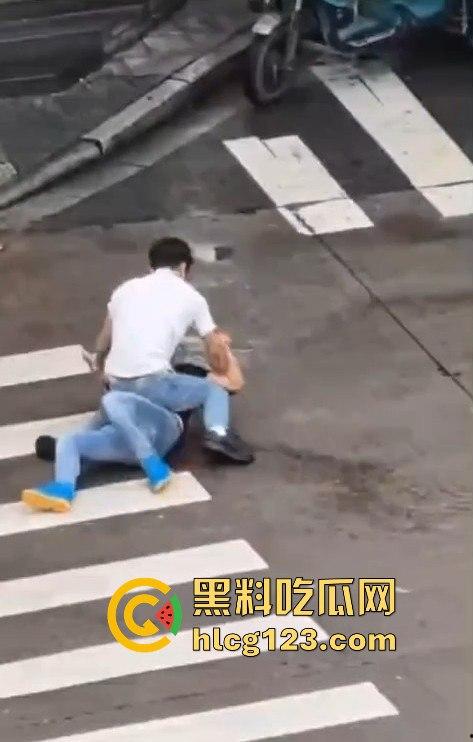 斑马线上的魔幻对决,一男子开山刀上阵,结果却牵手离场?-8